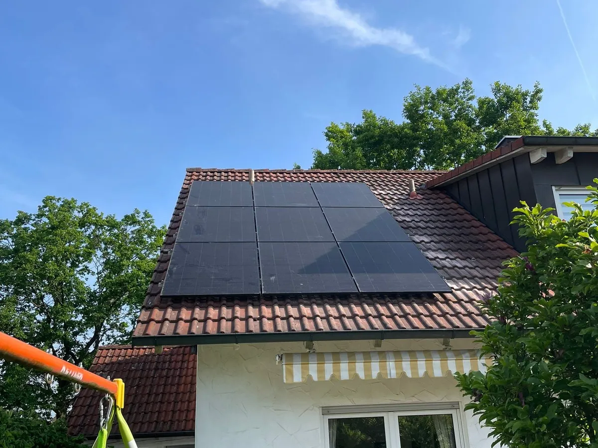 Photovoltaikanlage mit schwarzen Modulen auf einem Einfamilienhaus