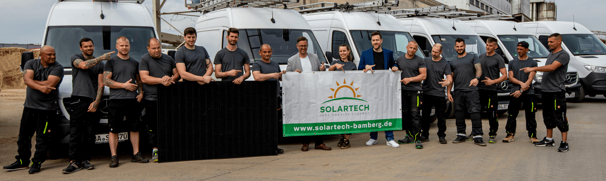 Solartech Team mit PV Panel