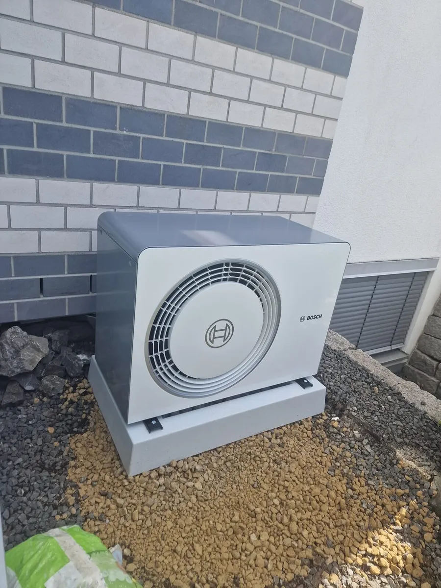 Bosch Außeneinheit an der Hauswand