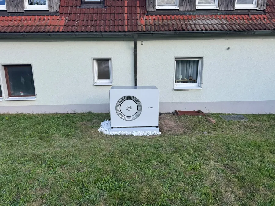 Bosch Wärmepumpe am Wohnhaus